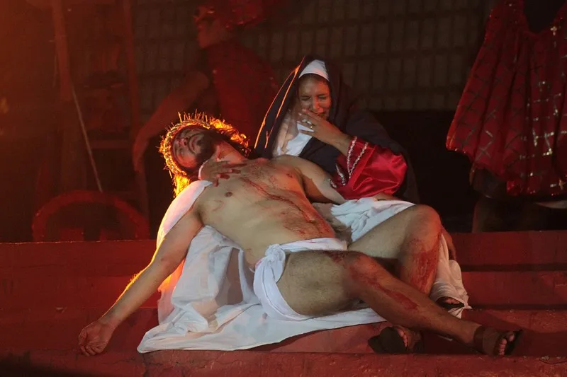 Uma das cenas mais emocionantes do espetáculo foi a representação da morte de Jesus Cristo