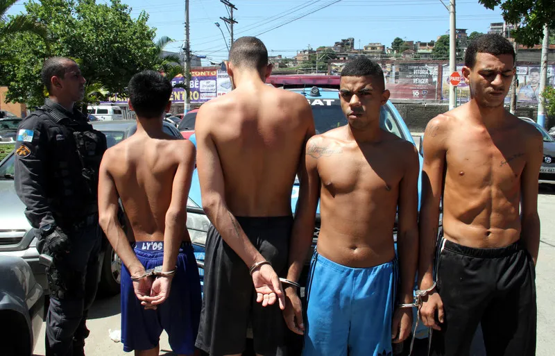 Segundo PMs, grupo estava com maconha prensada e cocaína