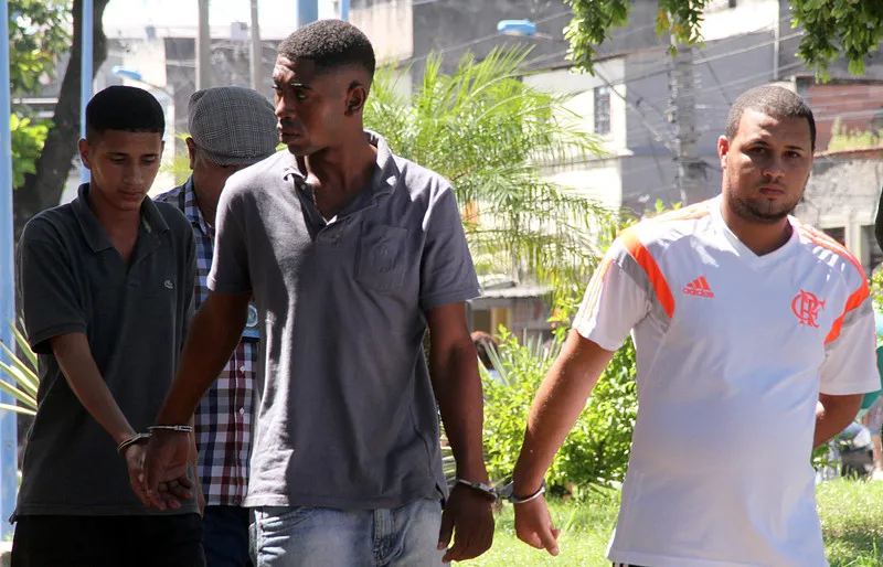 Marcus Vinícius, Gabriel e Filipinho foram presos com três pistolas, drogas e rádios transmissores