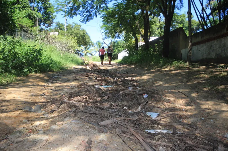 Galhos são colocados perto de ‘crateras’ para evitar que as pessoas se envolvam em acidentes
