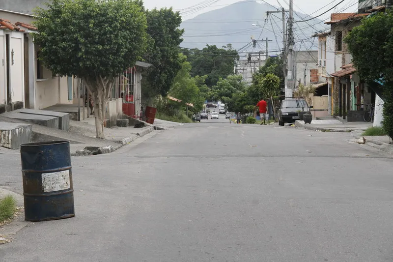  No Laranjal, comerciantes colocaram grades nos estabelecimentos