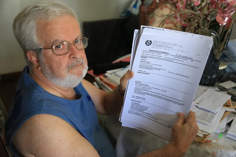 Ao tirar o informe sobre o rendimento o professor recebeu informações sobre duas contas