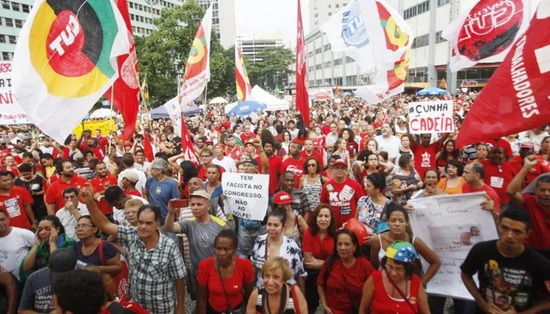 No Rio, movimento atraiu milhares de pessoas ao Largo da Carioca
