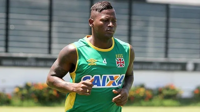 O atacante Riascos volta à equipe no lugar de Jorge Henrique
