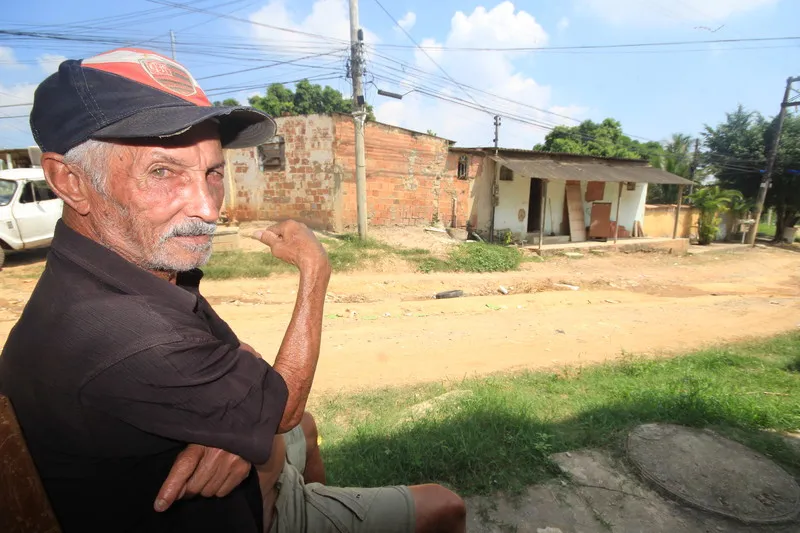 Os moradores dizem que eles são obrigados a fazer mutirões para limpar os estragos das chuvas