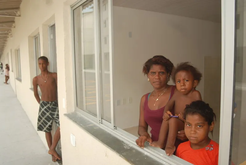Mãe de quatro filhos, Jaqueline chegou ao conjunto habitacional um dia após temporal no município