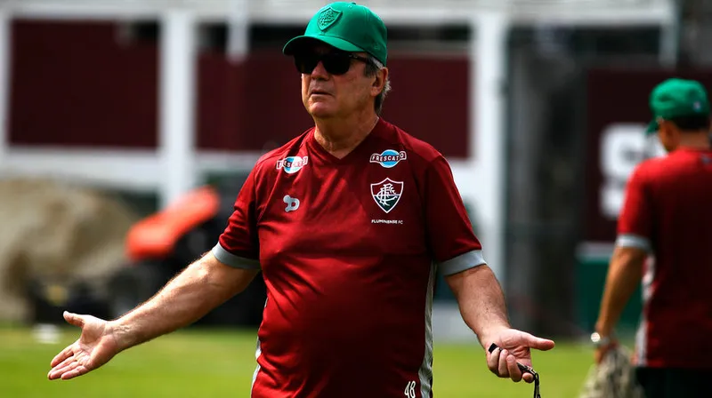 O técnico Levir Culpi lamentou não poder escalar a mesma equipe hoje contra o Madureira