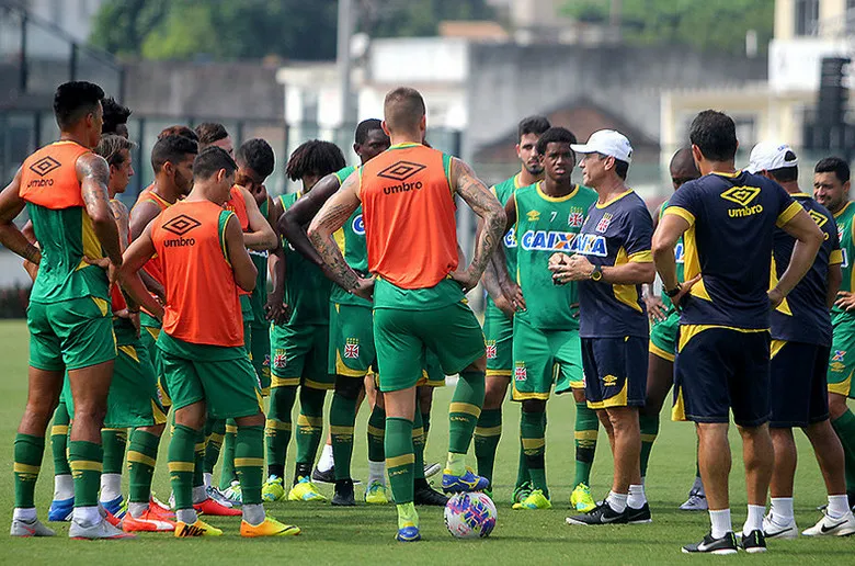 Após o treino de ontem, Jorginho conversou com elenco cruzmaltino, no gramado de São Januário