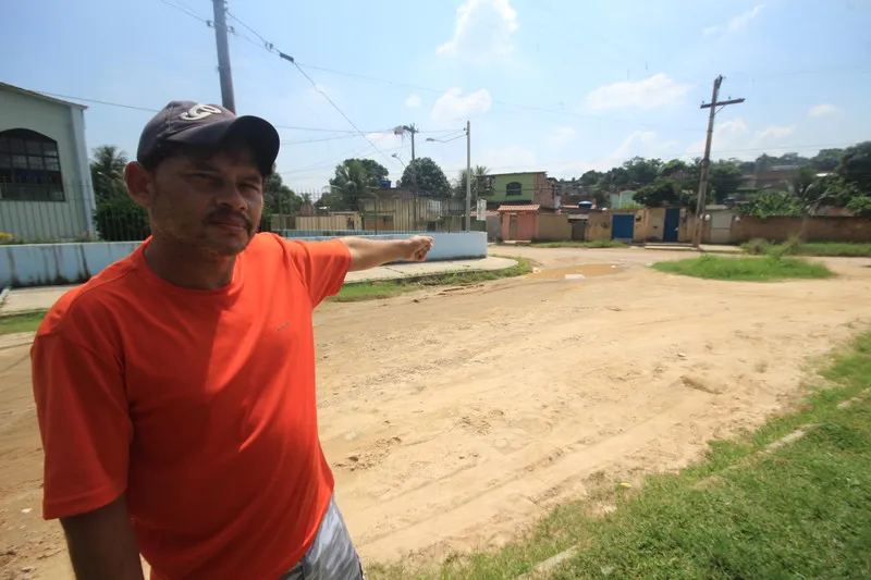 O comerciante Rogério Souza mostra os locais do abandono