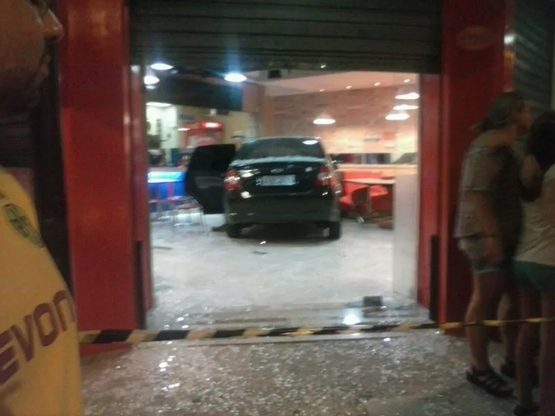 Motorista perdeu controle após levar fechada e invadiu loja