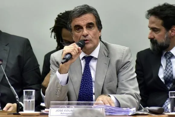 José Eduardo Cardoso defendeu a presidente Dilma por duas horas na tarde de ontem