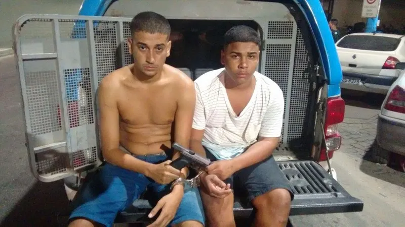 Playboy e GH foram flagrados por PMs com uma pistola, no interior de uma casa na comunidade