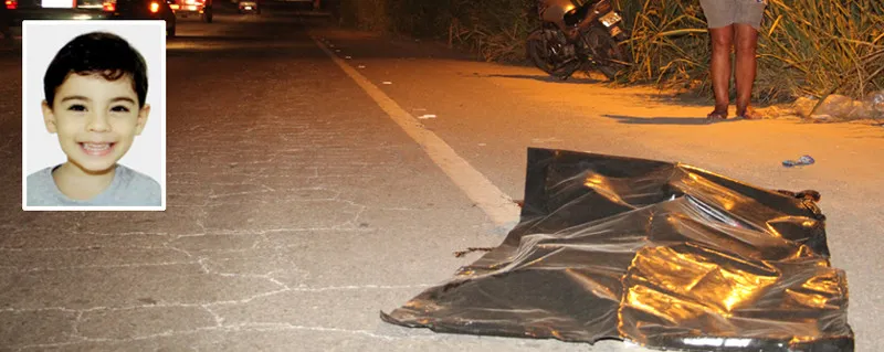 O pequeno Guilherme e sua mãe, Luciane, estavam atravessando a RJ-106, em Rio do Ouro, quando foram surpreendidos por uma motocicleta em alta velocidade