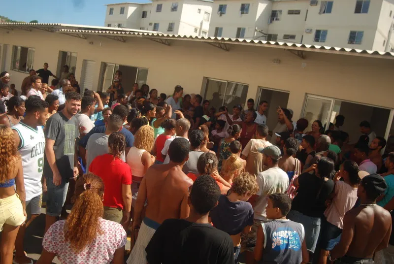 Pela manhã, moradores receberam notificações levadas por oficiais de Justiça e à tarde fizeram protesto no centro de São Gonçalo