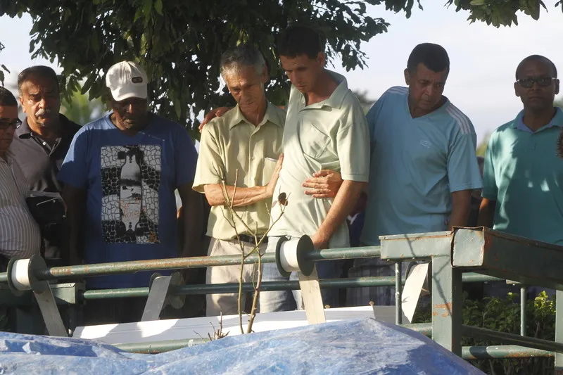  Corpo de Guiherme foi sepultado na tarde de ontem no Cemitério Parque da Paz, no Pacheco