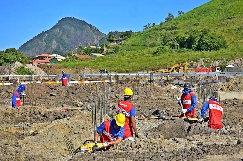 Novo hospital está sendo erguido no quilômetro 22 da RJ-106