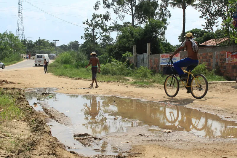 Além da lama nos dias de chuva, há também muita poeira nas ruas de Granjas Cabuçu em dias de sol