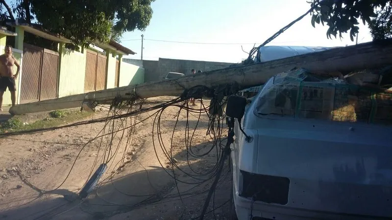 Pintor Sérgio Ribeiro estava concluindo lanternagem do caminhão, quando o veículo foi atingido