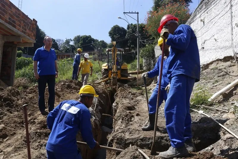 Prefeito Neilton Mulim visitou as obras na Rua Agostinho Felix e outras cinco vias no Raul Veiga