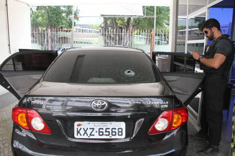 Agentes da Divisão de Homicídios de Niterói, Itaboraí e São Gonçalo periciaram os dois carros recuperados em busca de digitais que auxiliem na identificação dos bandidos que atiraram contra o policial militar