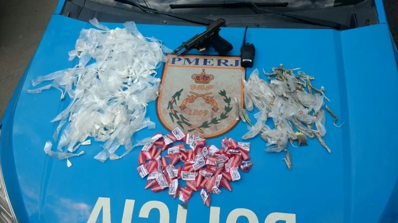 Na ação, PMs apreenderam uma pistola, ‘radinho’ e drogas