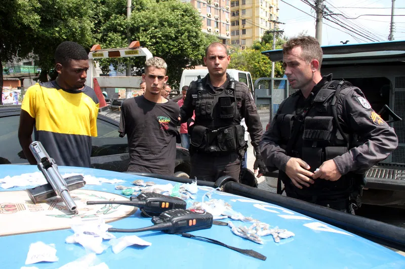 Dupla foi surpreendida com uma pistola e drogas na Ititioca