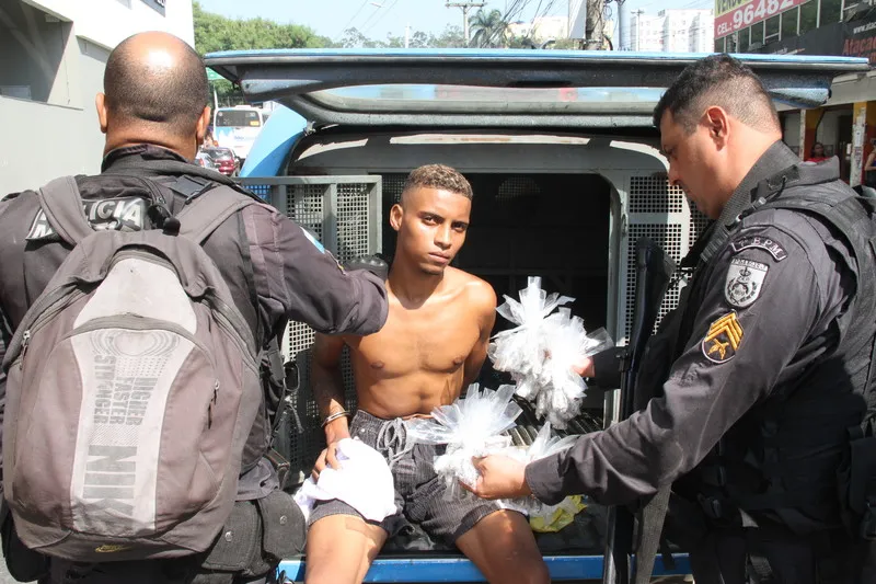 Jota é apontado como gerente do tráfico de drogas do local