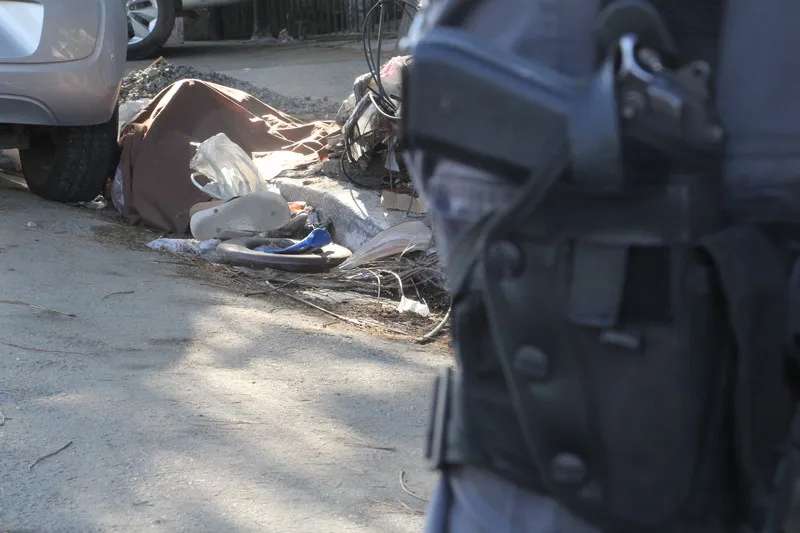  Durante a troca de tiros, o homem foi baleado e morreu no local. Os outros dois assaltantes fugiram