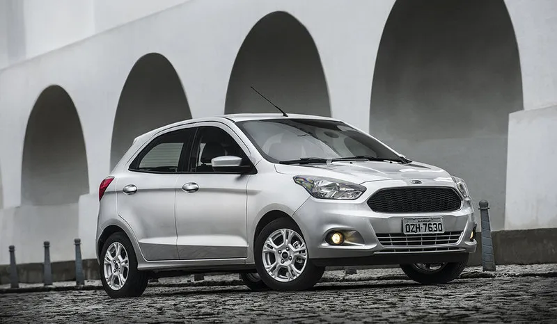 Com mais itens de segurança, tanto o hatch Ka e o sedã Ka+ tiveram reajuste na tabela. O modelo menor agora parte de R$41.990, mais caro do que a última versão