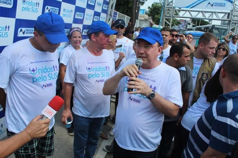 Prefeito de São Gonçalo, Neilton Mulim, também participou da caminhada pelas ruas da cidade