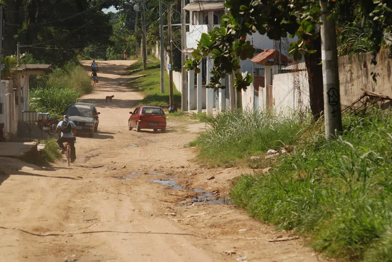 Além da falta de pavimentação, o esgoto a céu aberto é um problema que vem trazendo transtornos aos moradores há anos