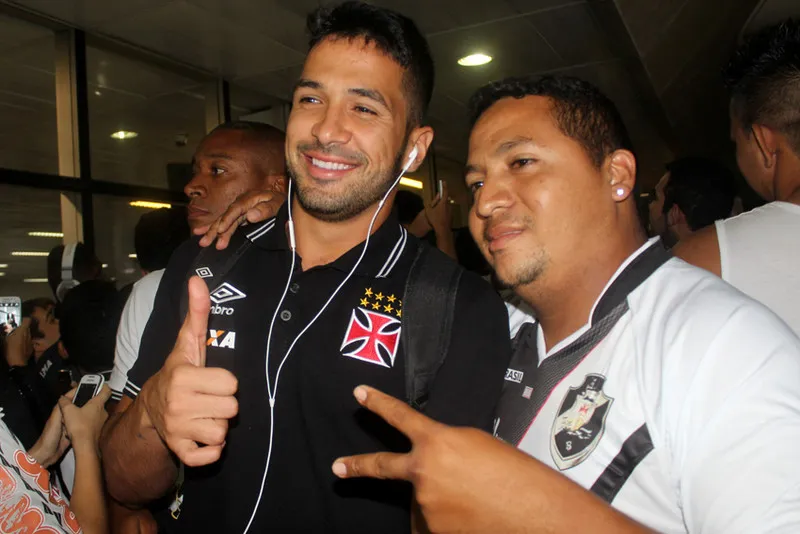Um dos assediados do Vasco, o zagueiro Luan recebeu o carinho da torcida em Belém, no Pará