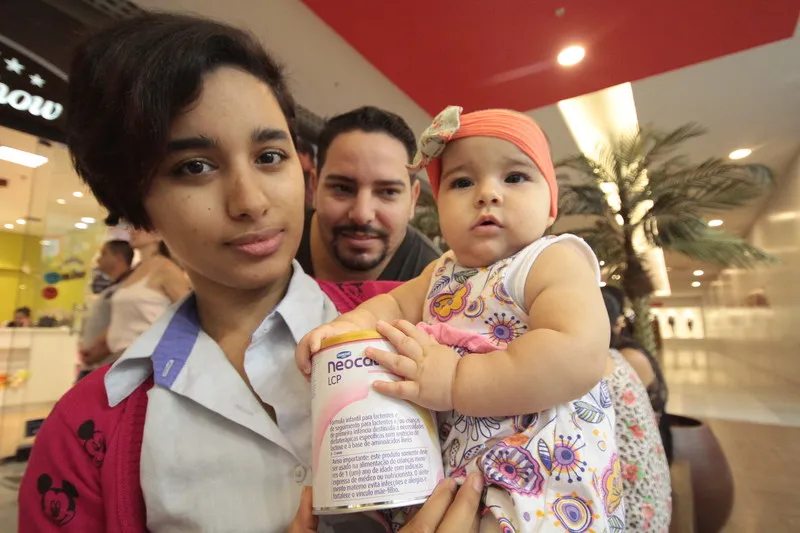 O único leite aceito pelo organismo do bebê é o Neocate LCP, cujo preço varia de R$ 168 a R$ 205 e tem apenas 400 gramas.