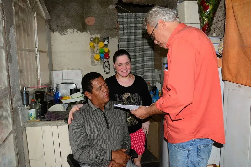 O aposentado Francisco Raimundo e sua mulher, Jurema, foram os primeiros a conhecer o apartamento modelo. O coletor Joselito Oliveira terá direito a uma unidade habiotacional