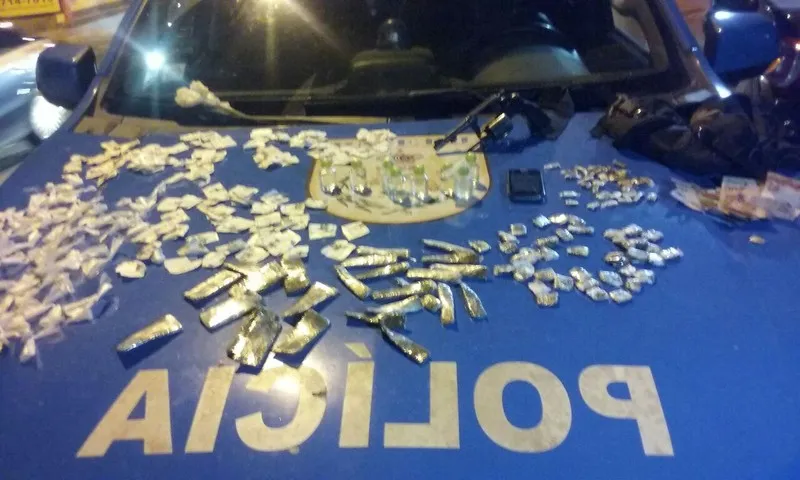 Com o rapaz baleado, policiais encontraram revólver e drogas