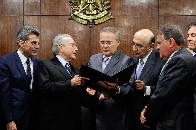 Michel Temer e ministros entregam documento a Renan
