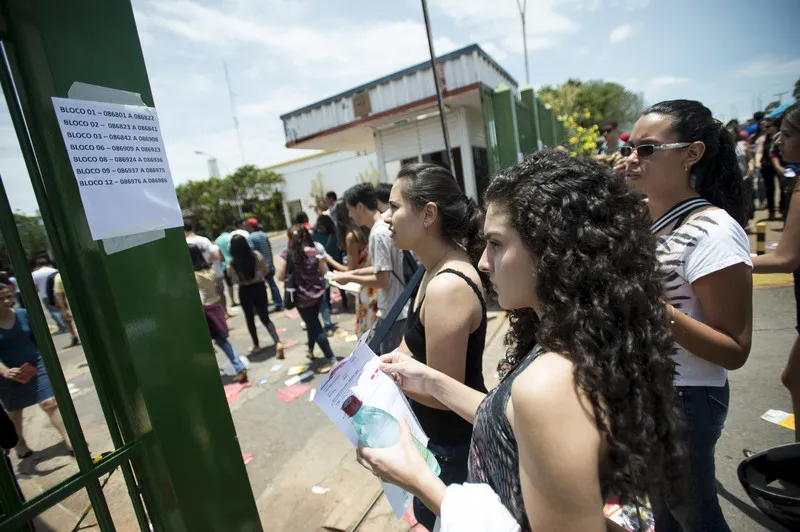 Candidatos chegam a local de provas para o primeiro dia do ENEM 2014 (Marcelo Camargo/Agência Brasil)