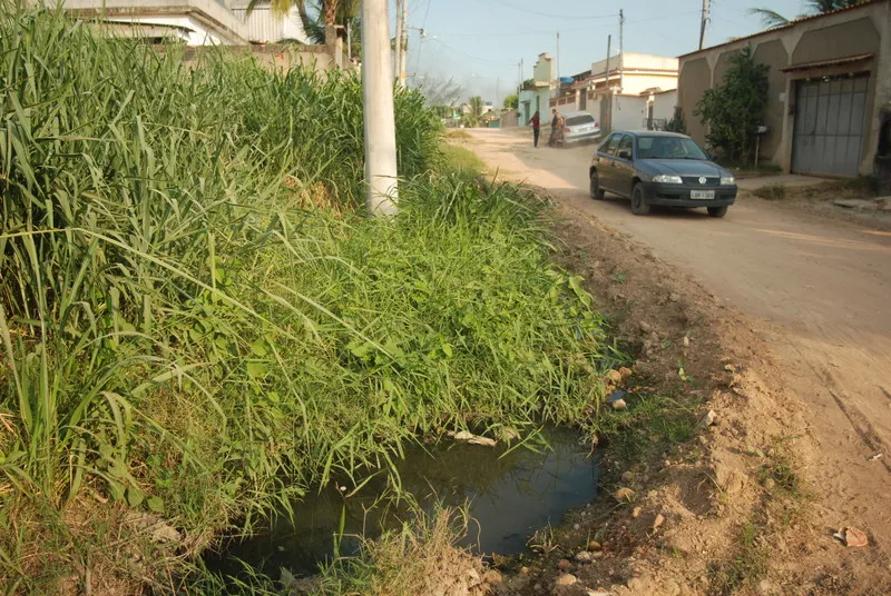 Os moradores constantemente se unem para fazer melhorias na rua, pois várias reclamações já foram feitas, mas não atendidas


