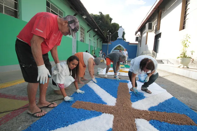 Montagem de tapetes se tornou tradição no Corpus Christi