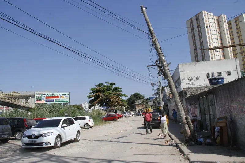 Poste, que está completamente inclinado na Rua Elvis Presley, deixa moradores apreensivos