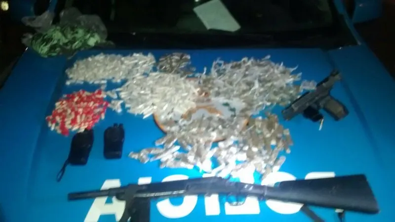 Na ação, os policiais apreenderam carabina artesanal, pistola e grande quantidade de drogas.