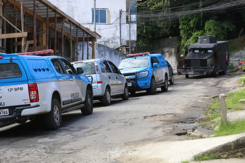 Segundo a polícia, Michel e outros dois suspeitos efetuaram disparos contra os militares durante uma operação na comunidade.