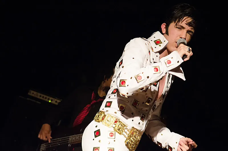 O cantor Adam Roman  é cover do rei do rock.