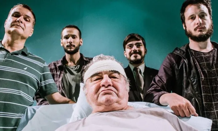História narra a visita de quatro filhos ao pai no hospital.