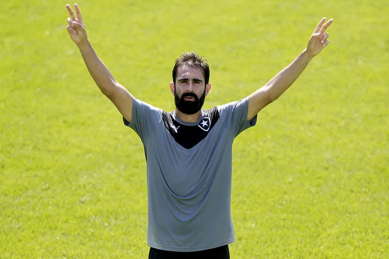 O zagueiro Renan Fonseca voltou a treinar com bola ontem