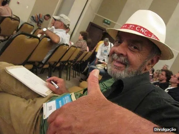 José Facury Heluy, que atua como ator e produtor teatral, também é professor de Artes Cênicas