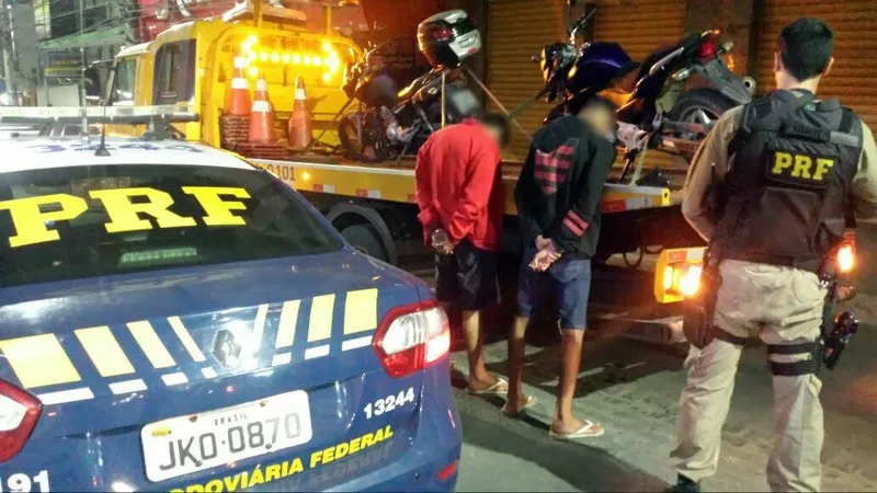 Dupla foi flagrada pela PRF com uma arma de brinquedo