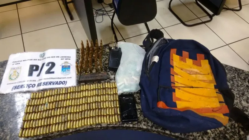 Na comunidade Rainha da Sucata, em Cabo Frio, policiais prederam um jovem e encontraram uma mochila com cocaína e munições