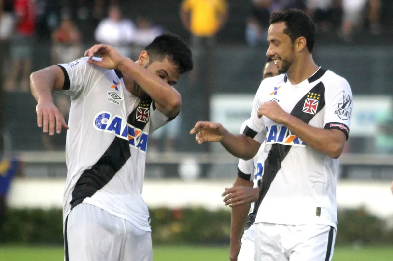Após marcar o segundo gol do Vasco, Luan comemora com Nenê
