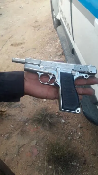 Segundo policiais, Marcos estava com uma pistola